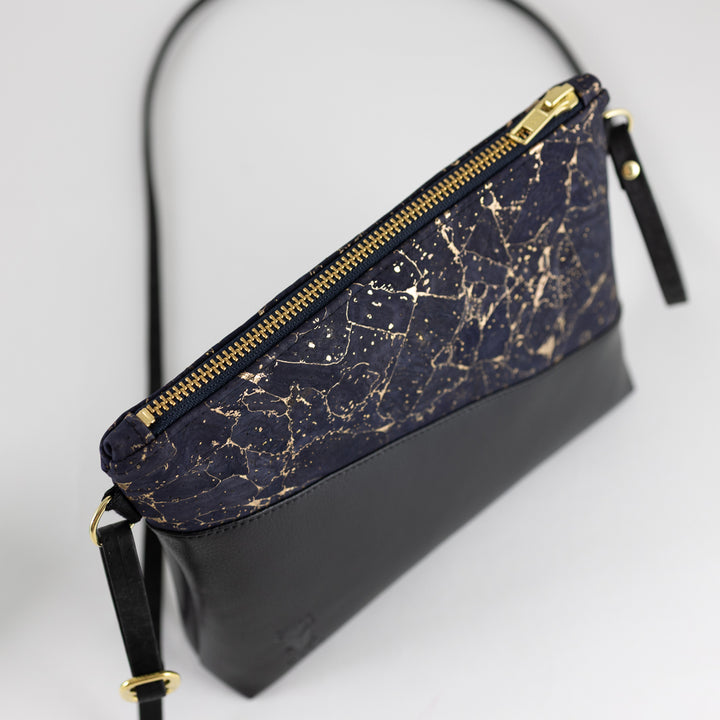 Kleine Handtasche KORK Schwarz Nachtblau Gold marmoriert mit Reißverschlusstasche