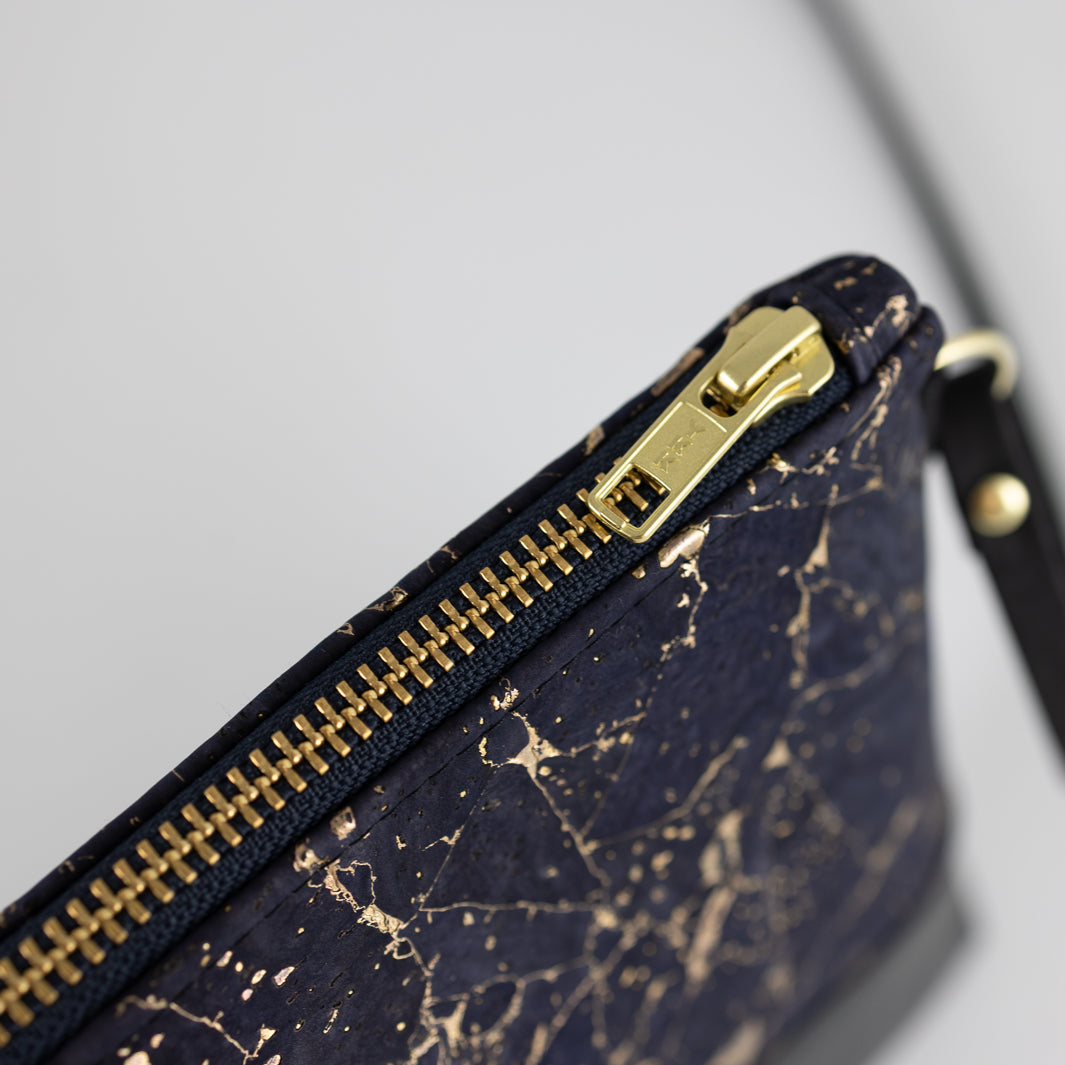 Kleine Handtasche KORK Schwarz Nachtblau Gold marmoriert mit Reißverschlusstasche