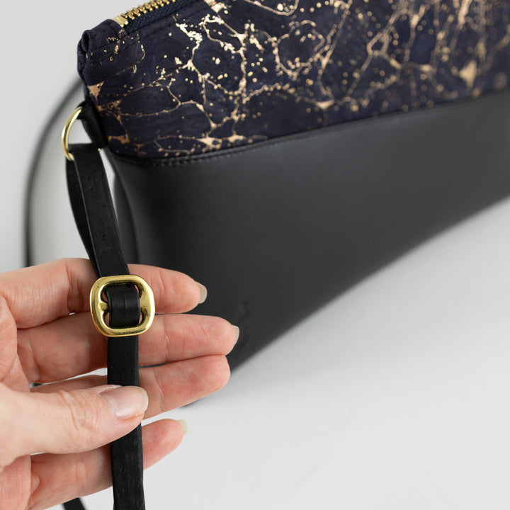 Kleine Handtasche KORK Schwarz Nachtblau Gold marmoriert mit Reißverschlusstasche
