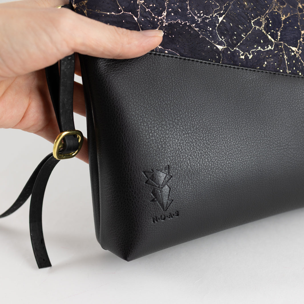 Kleine Handtasche KORK Schwarz Nachtblau Gold marmoriert mit Reißverschlusstasche