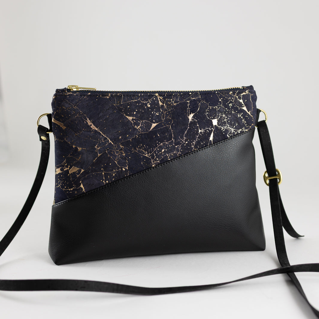 Kleine Handtasche KORK Schwarz Nachtblau Gold marmoriert mit Reißverschlusstasche