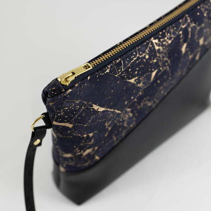 Kleine Handtasche KORK Schwarz Nachtblau Gold marmoriert mit Reißverschlusstasche