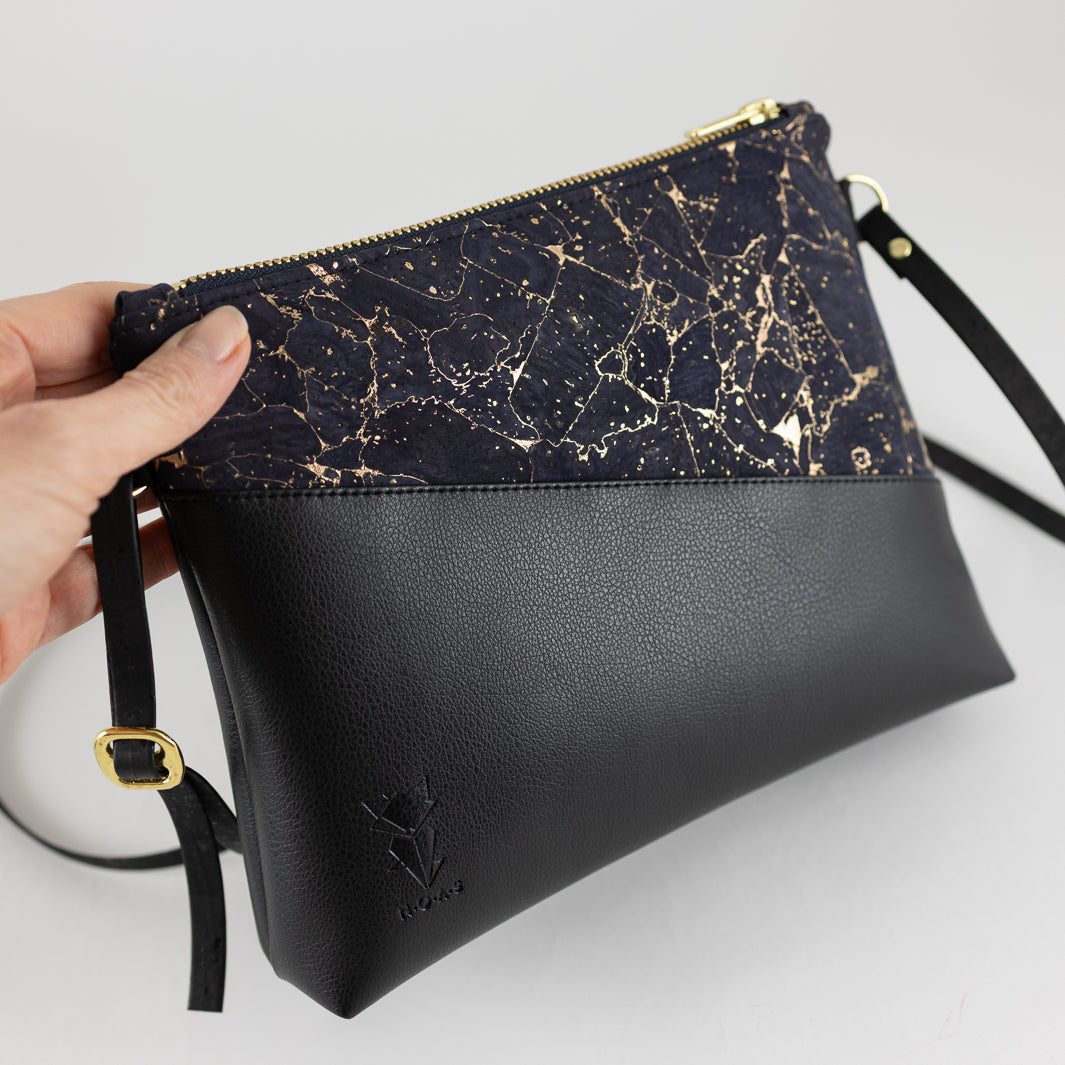 Kleine Handtasche KORK Schwarz Nachtblau Gold marmoriert mit Reißverschlusstasche