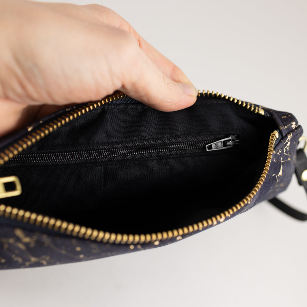 Kleine Handtasche KORK Schwarz Nachtblau Gold marmoriert mit Reißverschlusstasche