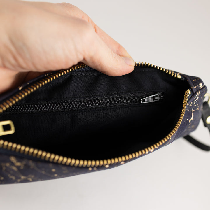 Kleine Handtasche KORK Schwarz Nachtblau Gold marmoriert mit Reißverschlusstasche