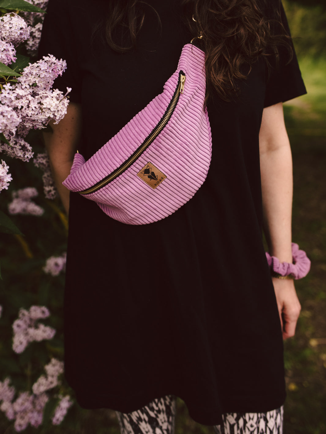 NOAS Bauchtasche Cord Lilac - Size L mit Reißverschlusstasche