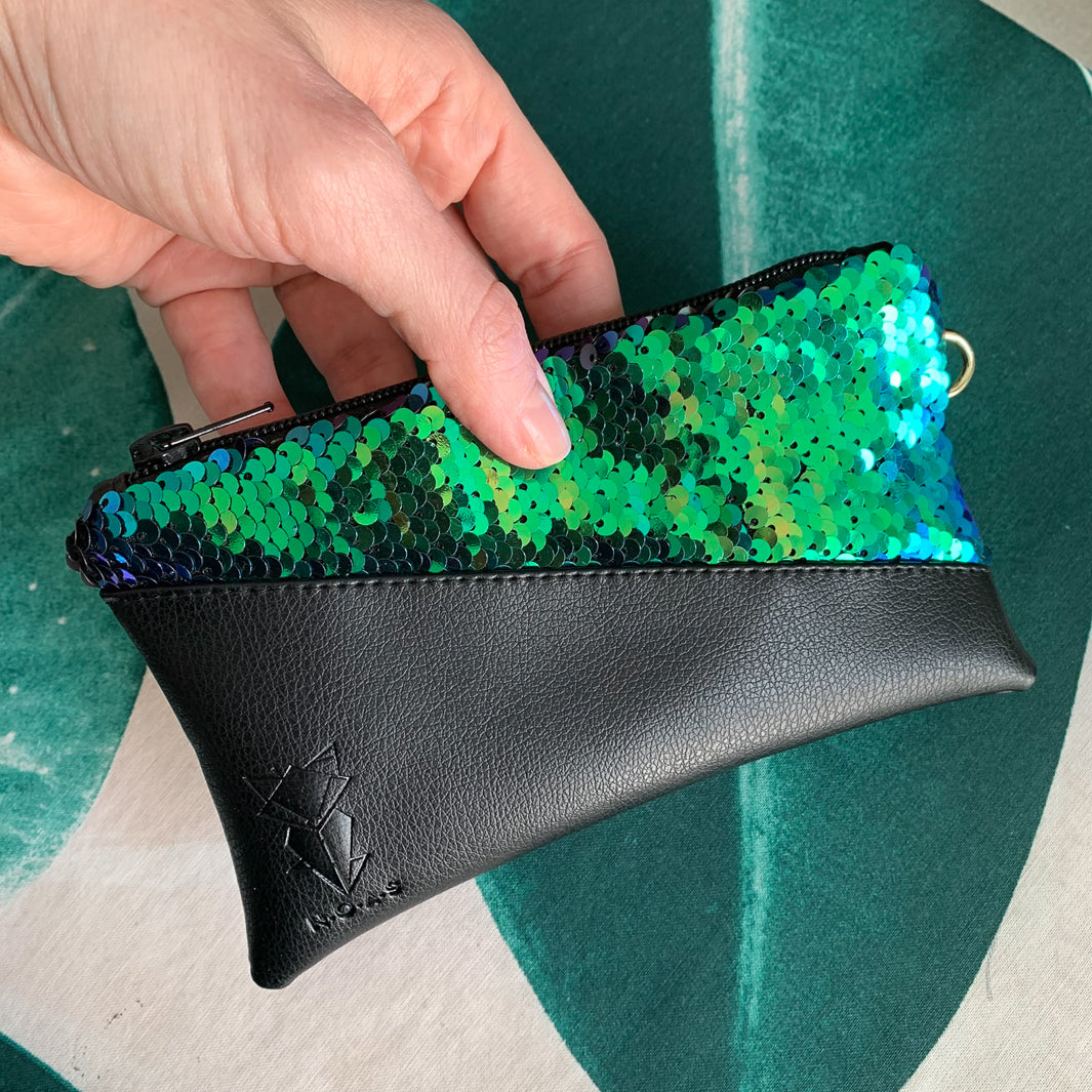 Schwarze NOAS Mini-Tasche – edler Materialmix aus Kunstleder & Wendepailletten