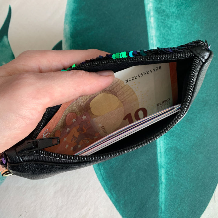 Geöffnete NOAS Mini-Geldbörse mit Geldscheinen – Glitzer-Design aus Berlin in Schwarz
