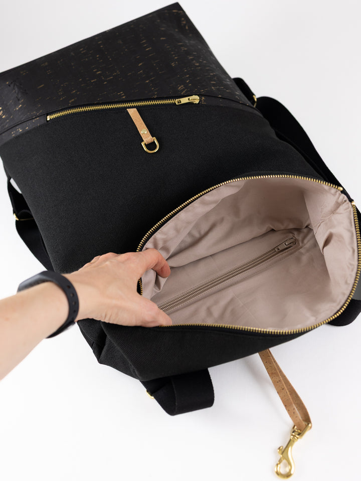 Innenansicht des geräumigen NOAS Rolltop Rucksacks Everyday Size M mit hellem Innenfutter