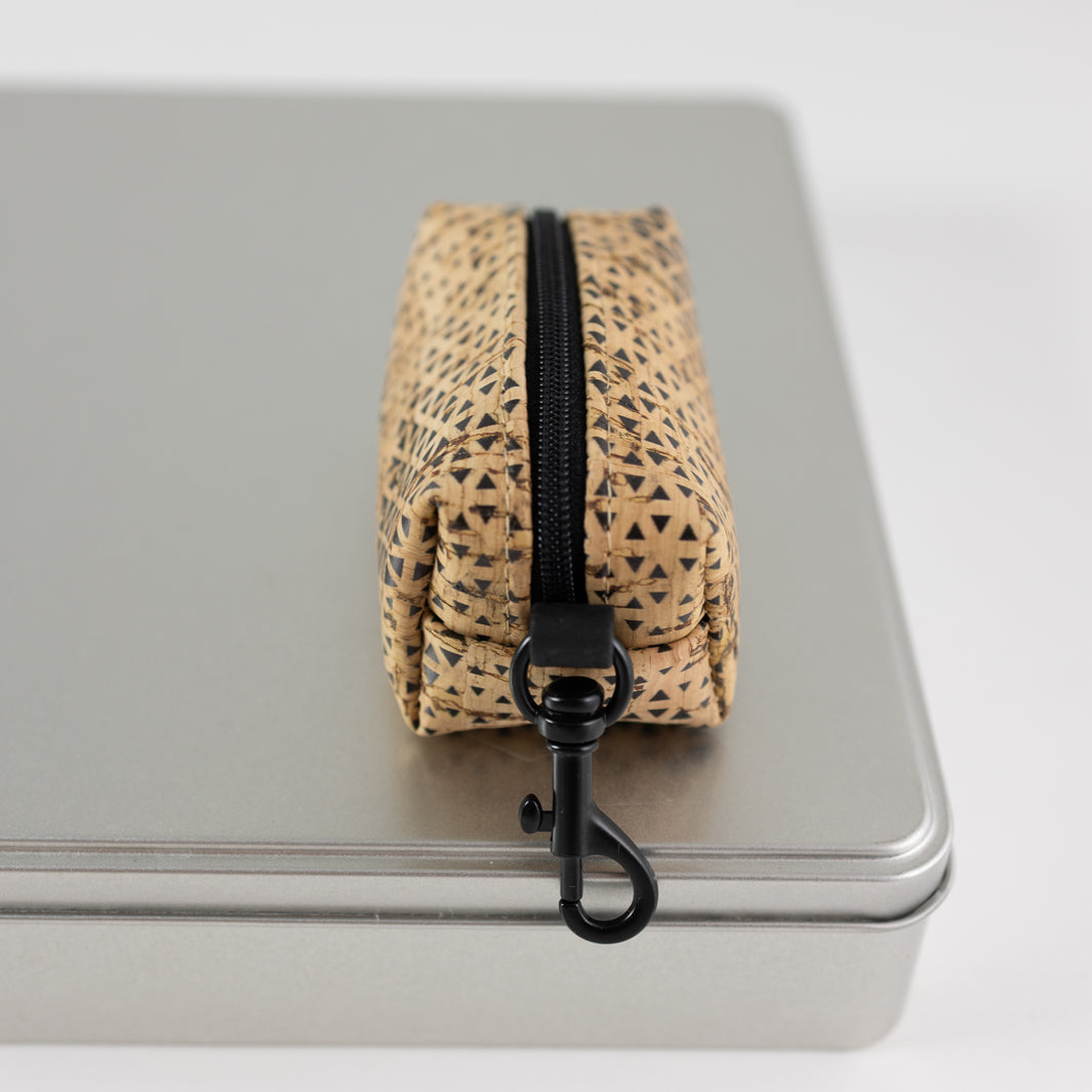 Mini-Tasche für Hundekotbeutel – Kork Natur Dreiecke
