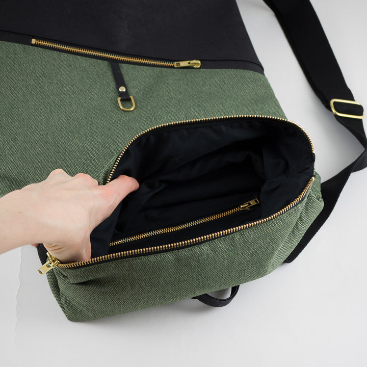 Innenansicht der Reißverschlusstasche im kleinen Rolltop Rucksack – schwarz & waldgrün