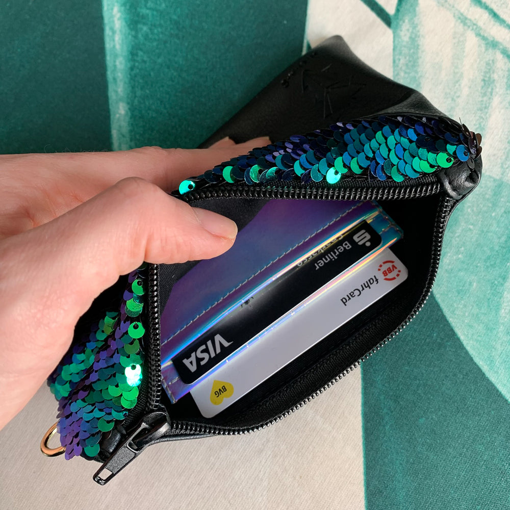 NOAS Mini-Geldbörse handgefertigt in Berlin – Kartenfächer mit eingesetzten Karten aus holographischem Material