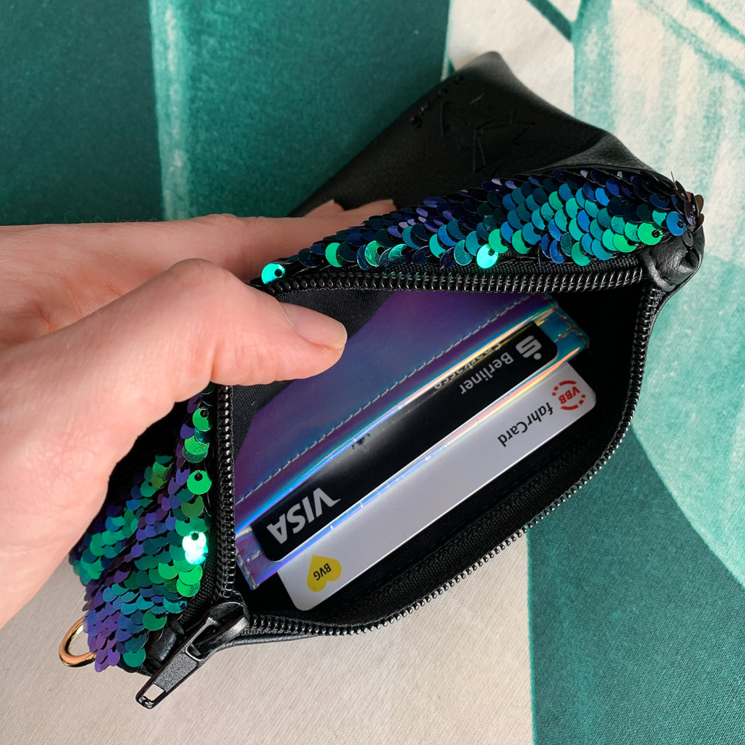 NOAS Mini-Geldbörse handgefertigt in Berlin – Kartenfächer mit eingesetzten Karten aus holographischem Material