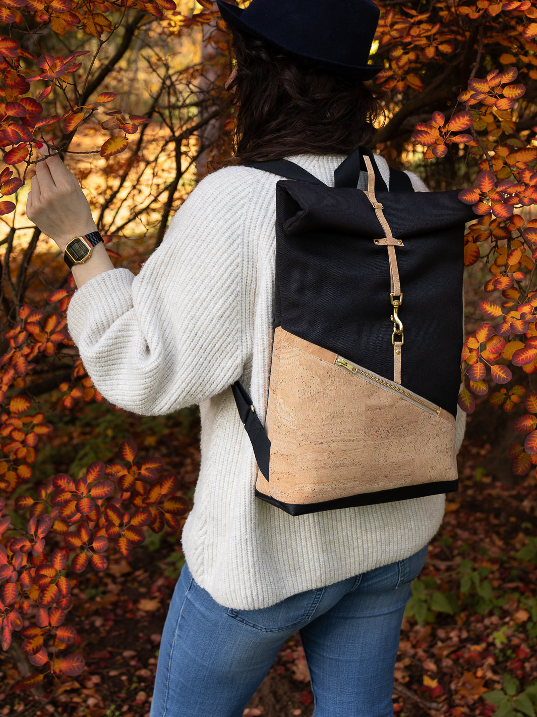 Tragebild im Herbst – Rucksack auf dem Rücken bei herbstlichem Spaziergang