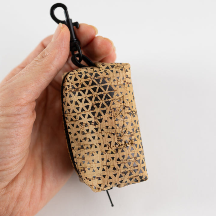 Mini-Tasche für Hundekotbeutel – Kork Natur Dreiecke