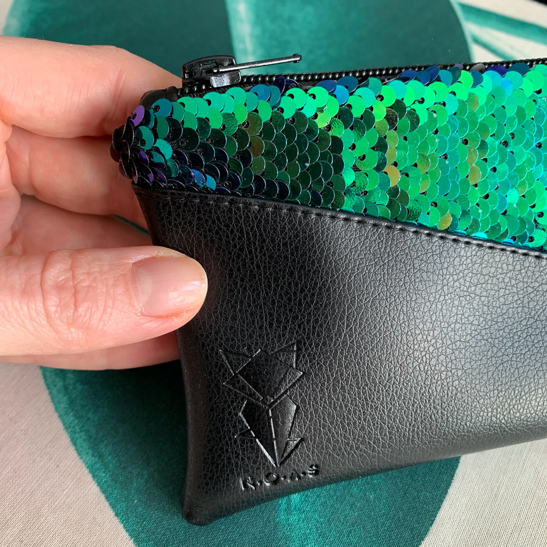 NOAS Mini Bag aus schwarzem Kunstleder und Grün-Blauen Pailetten – Logoprägung auf der Vorderseite