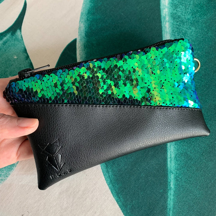 Handgemachte Glitzer-Geldbörse mit Wendepailetten von NOAS Berlin – Vorderseite mit Logo-Prägung in Schwarz