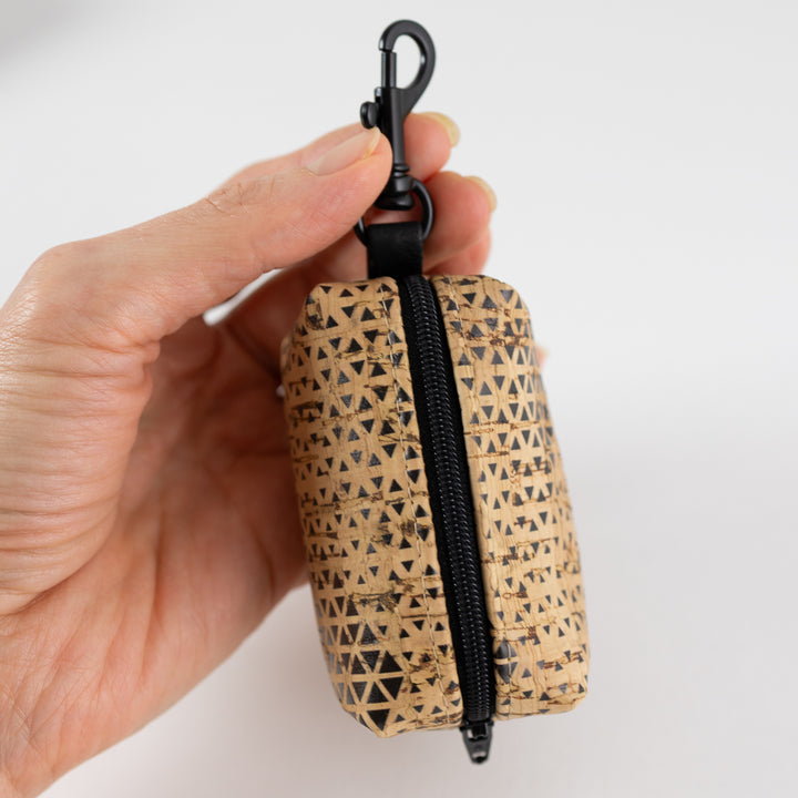 Mini-Tasche für Hundekotbeutel – Kork Natur Dreiecke