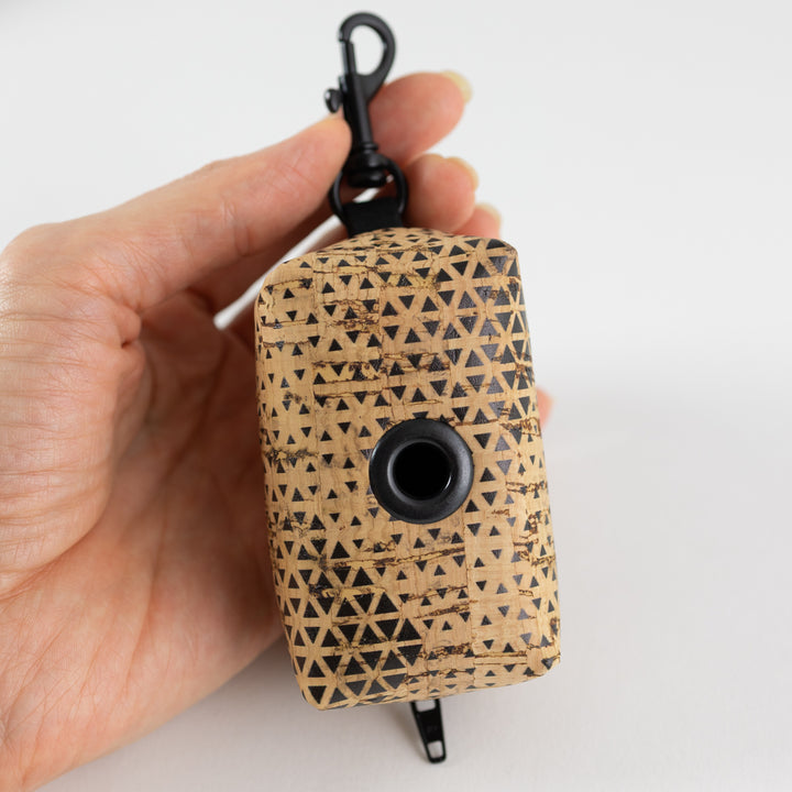 Mini-Tasche für Hundekotbeutel – Kork Natur Dreiecke