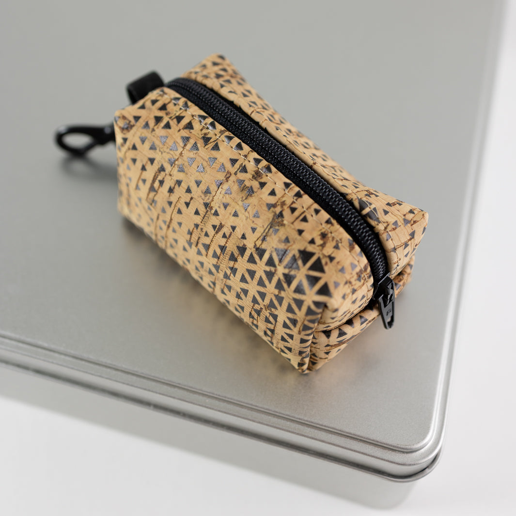 Mini-Tasche für Hundekotbeutel – Kork Natur Dreiecke