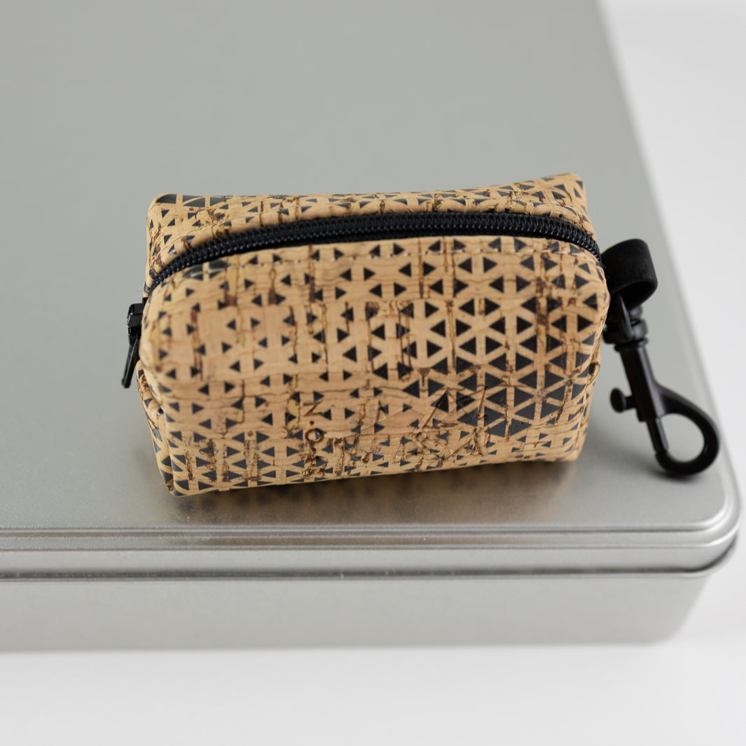Mini-Tasche für Hundekotbeutel – Kork Natur Dreiecke