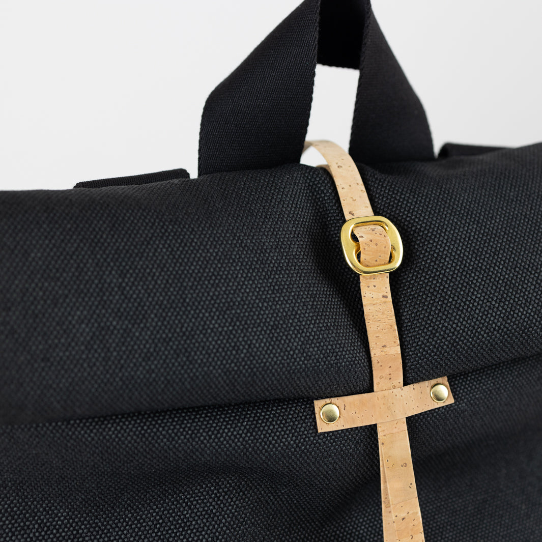 Detailaufnahme Karabinerverschluss – edle Verarbeitung beim kleinen NOAS Berlin Rolltop aus Canvas und Kork.