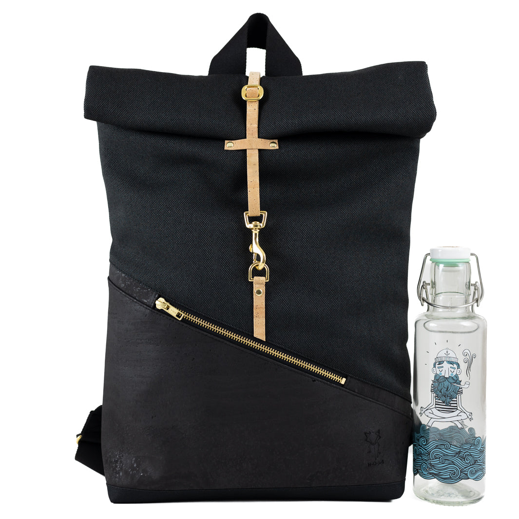 NOAS Berlin Rolltop Rucksack klein aus Canvas und Kork – Größenvergleich neben einer Trinkflasche
