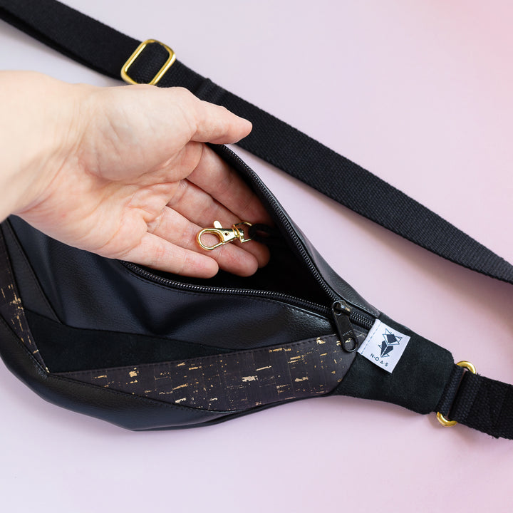 Bauchtasche Dreiecke Kork Schwarz Gold Size L
