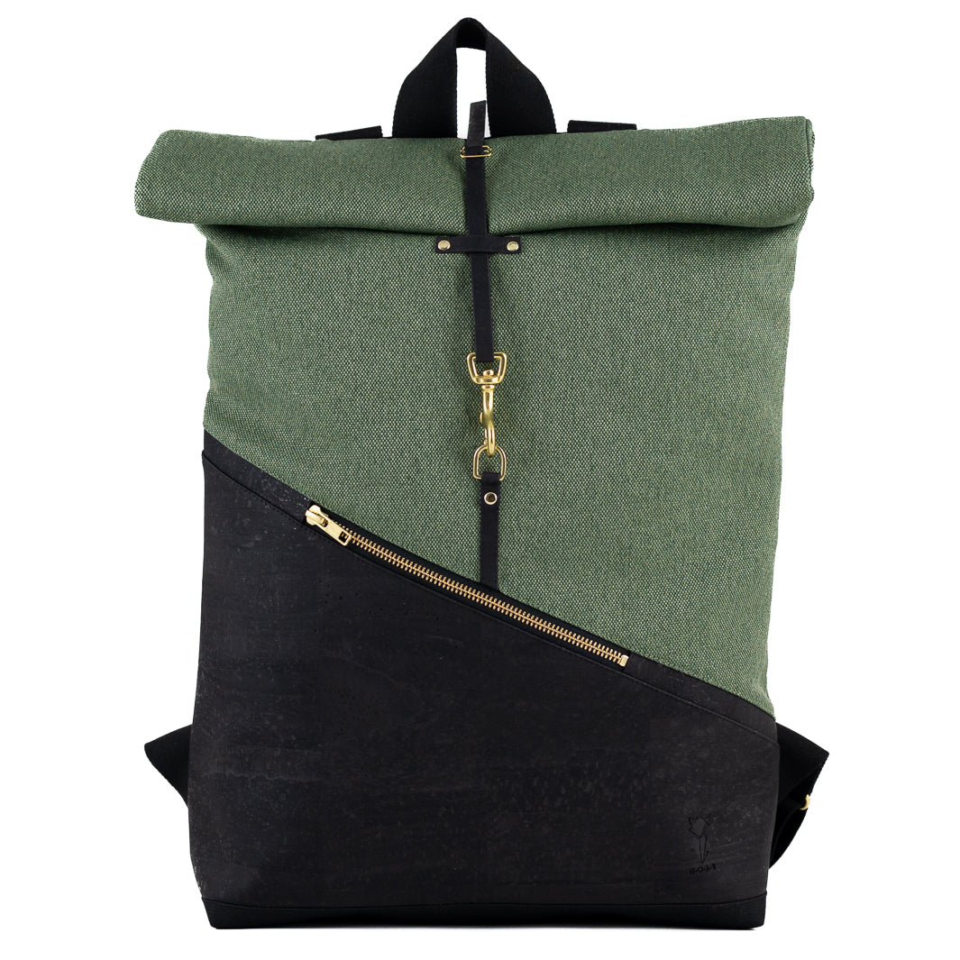 Großer Rolltop Rucksack in Schwarz und Waldgrün, eingerollt, mit praktischem Rollverschluss