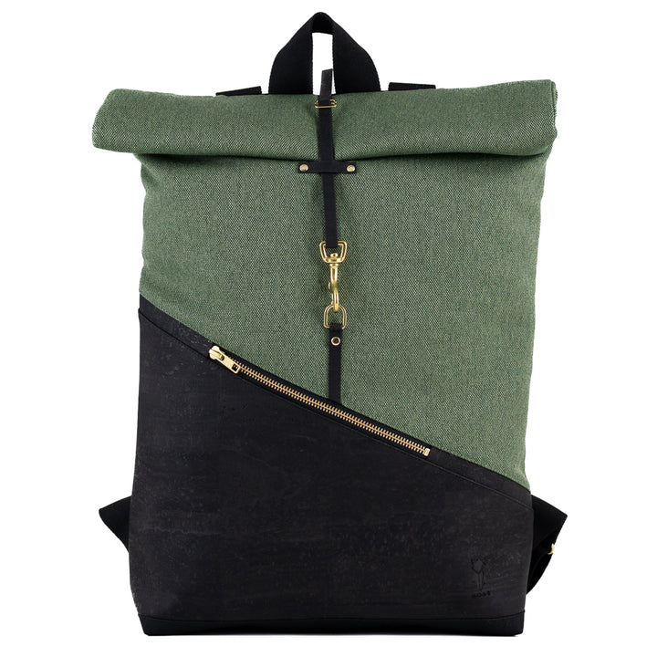 Großer Rolltop Rucksack in Schwarz und Waldgrün, eingerollt, mit praktischem Rollverschluss