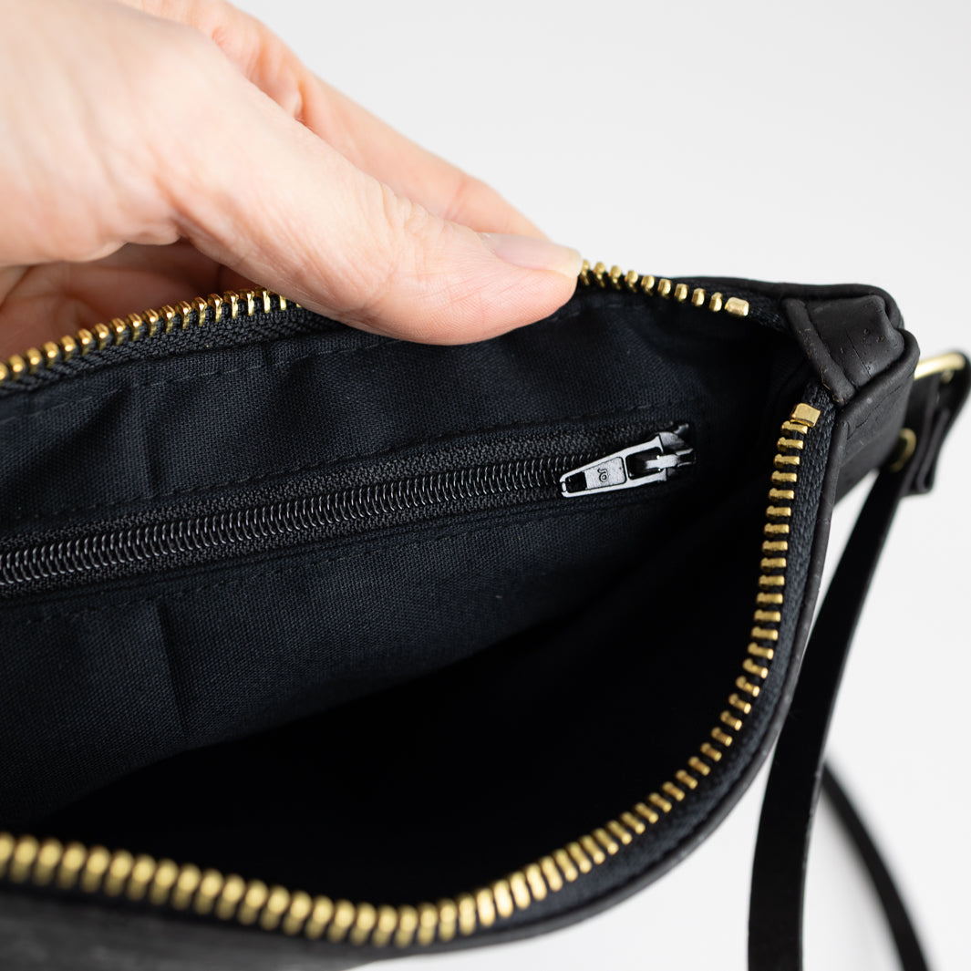 Kleine Handtasche Kork Schwarz mit Reißverschlusstasche