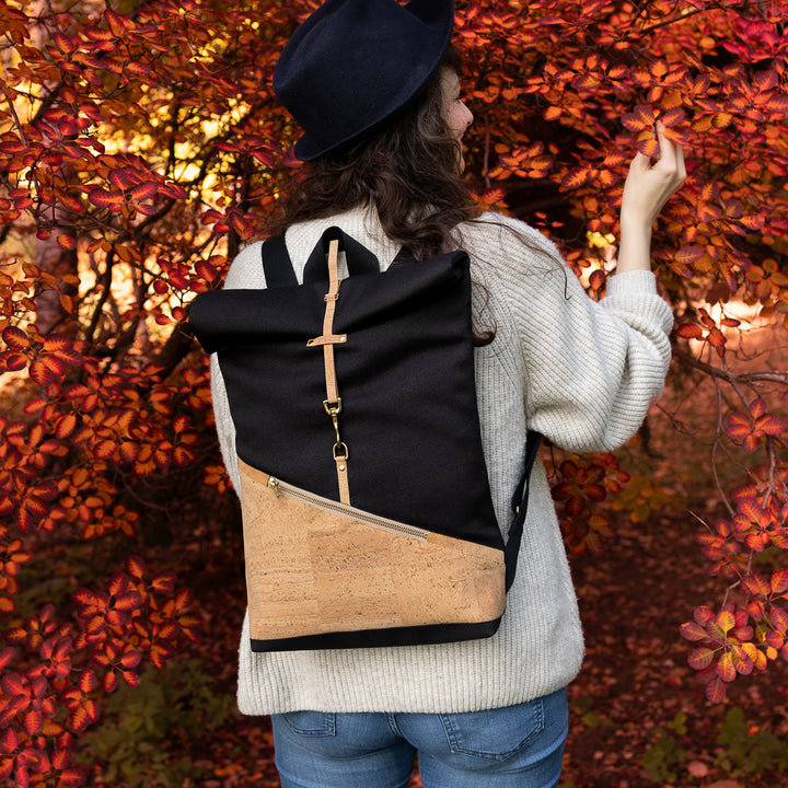 Konfigurierbarer Rolltop Rucksack aus Canvas und Kork – kleiner NOAS Berlin Rucksack getragen in urbaner Umgebung