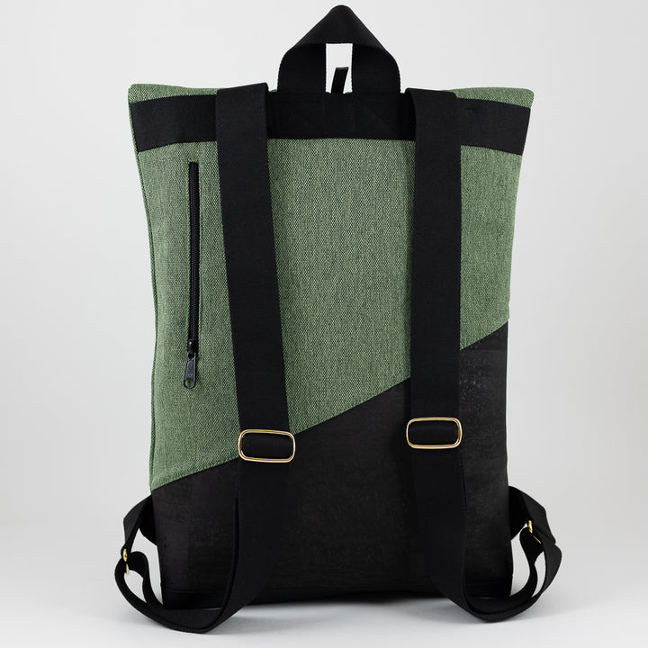 Rückenansicht des kleinen Rolltop Rucksacks – breite Träger & Geheimfach sichtbar