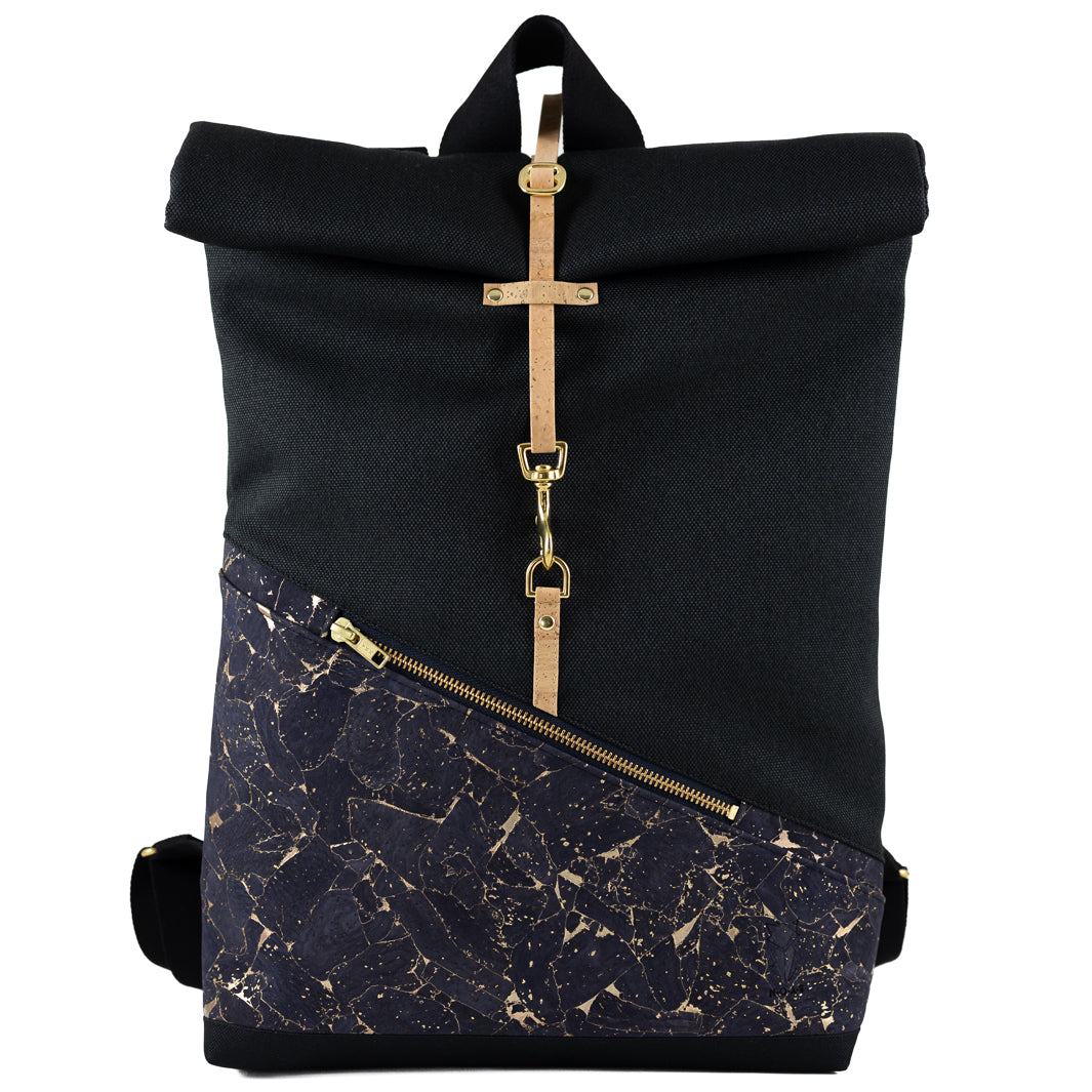Kleiner Rolltop Rucksack in mattem Schwarz und Kork Nachtblau Gold – Frontansicht mit edlen goldenen Details und Karabinerverschluss