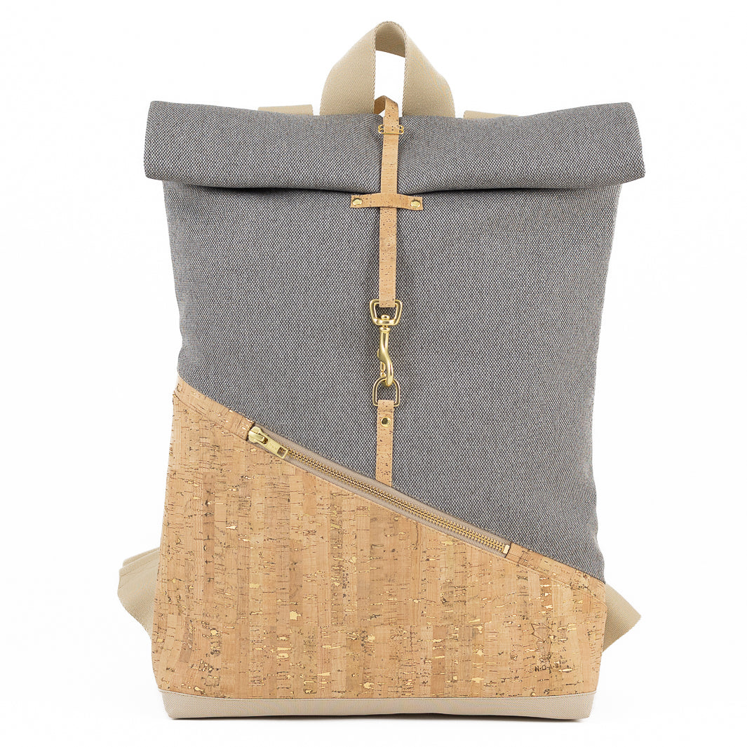 Kleiner Rolltop Rucksack in Frontansicht mit geometrischem Design aus Kork und Canvas