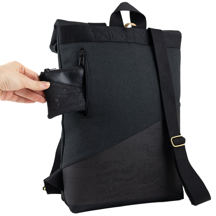 Kleiner Rolltop Rucksack von NOAS Berlin im All-Black-Design – Mini-Geldbörse wird im Geheimfach verstaut, komplette Rucksackansicht.