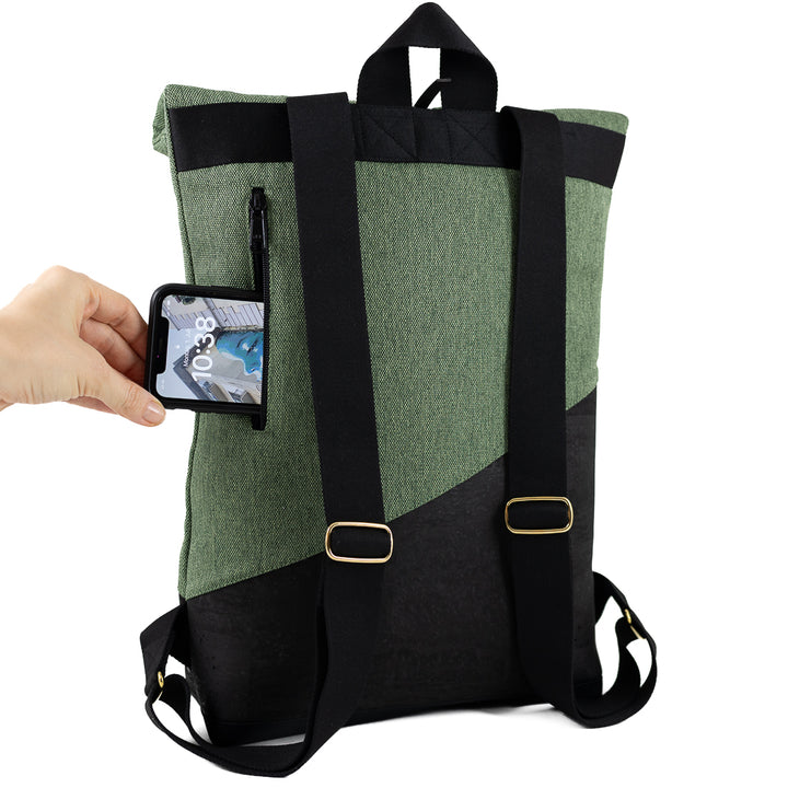 Geheimfach des kleinen Rolltop Rucksacks wird mit einem Handy bestückt – Rückenansicht