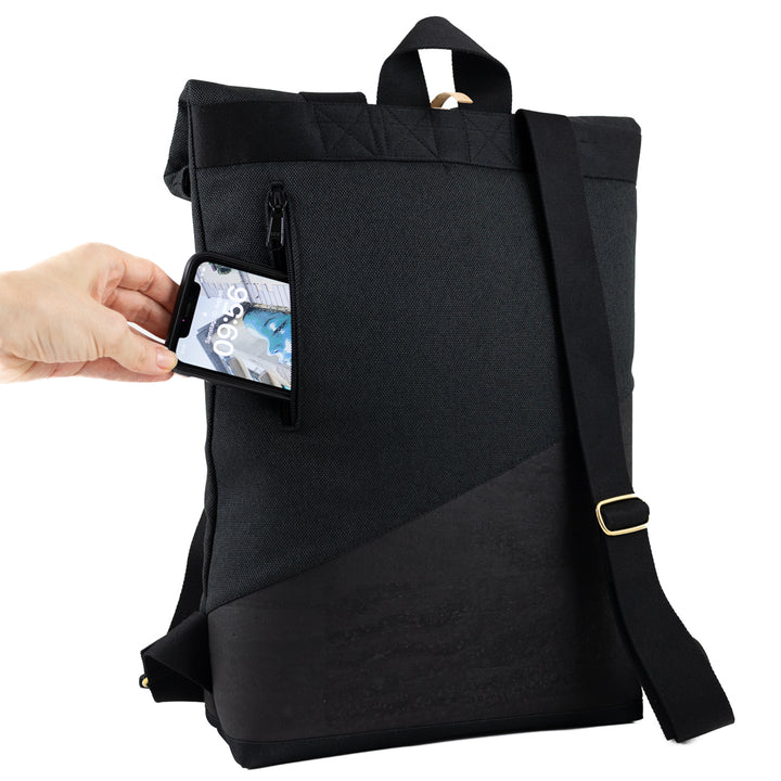 NOAS Berlin Rolltop Rucksack klein – sicherer Zugriff auf das gepolsterte Geheimfach am Rücken, personalisierbarer Canvas-Kork-Rucksack.