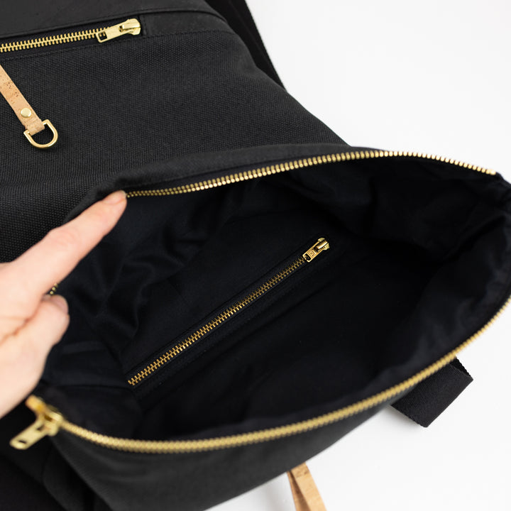 Innenansicht kleiner NOAS Berlin Rolltop – praktisches Innenfach für Laptop, Trinkflasche und Alltags-Essentials