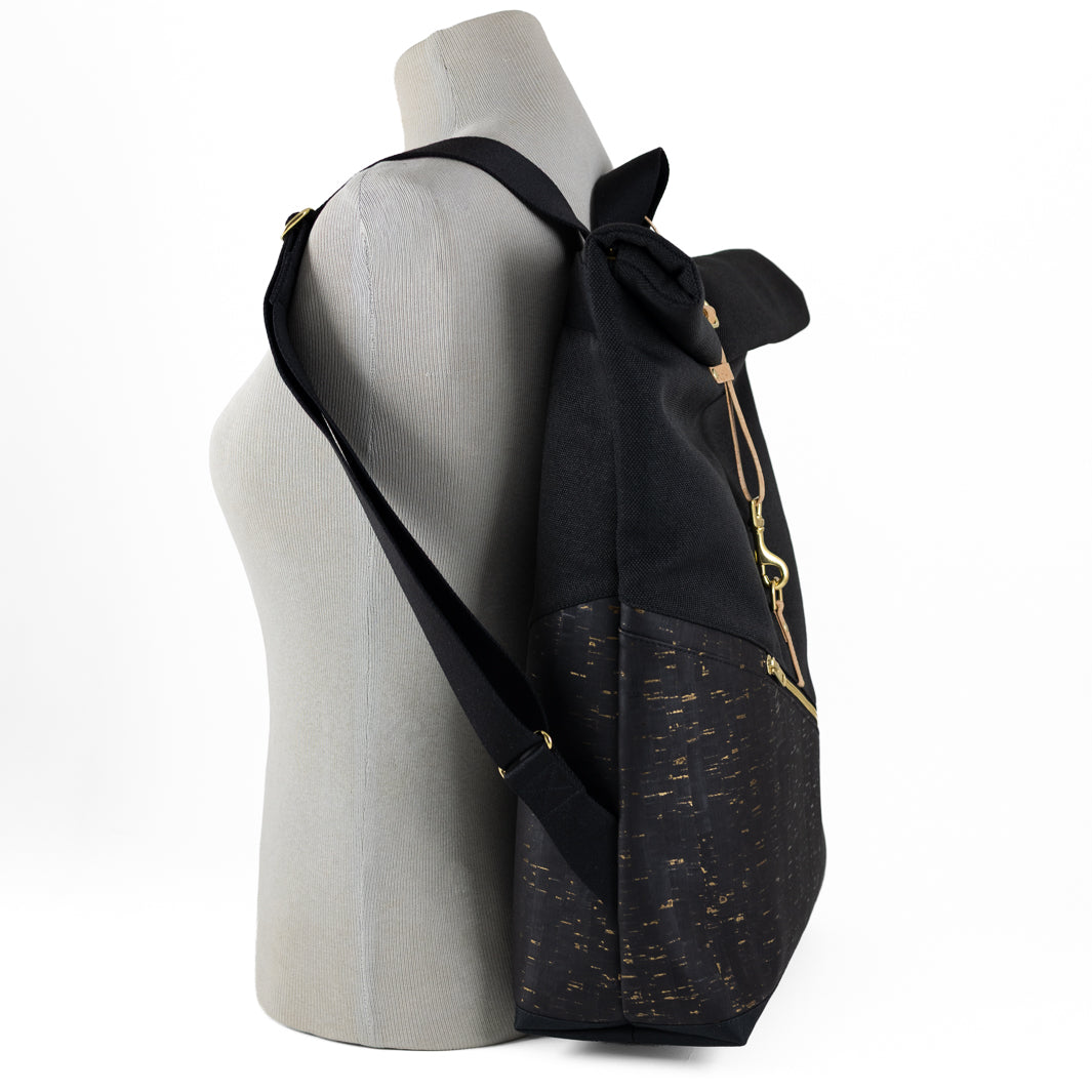 NOAS Rolltop Rucksack Everyday Size M an einer Puppe – schräge Seitenansicht zeigt die Bodentiefe und das Volumen