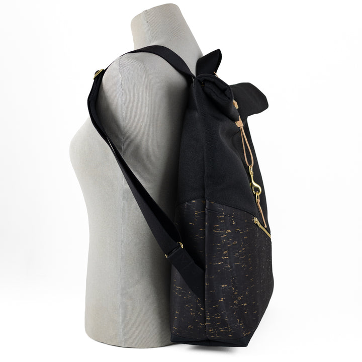 NOAS Rolltop Rucksack Everyday Size M an einer Puppe – schräge Seitenansicht zeigt die Bodentiefe und das Volumen
