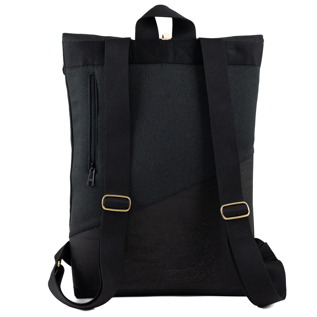 Rückenansicht des kleinen Rolltop Rucksacks von NOAS Berlin im eleganten All-Black-Design – gepolsterter Rücken und Geheimfach sichtbar.