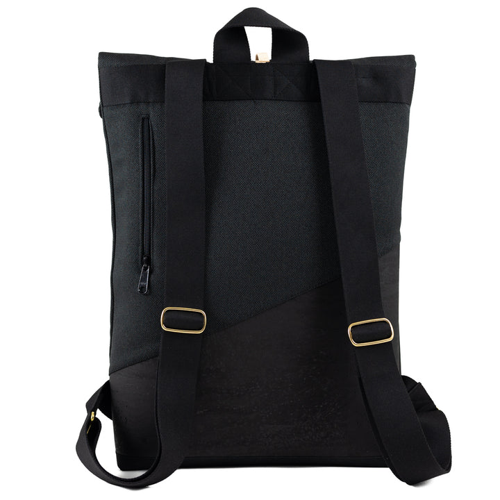Rückenansicht des kleinen Rolltop Rucksacks von NOAS Berlin im eleganten All-Black-Design – gepolsterter Rücken und Geheimfach sichtbar.