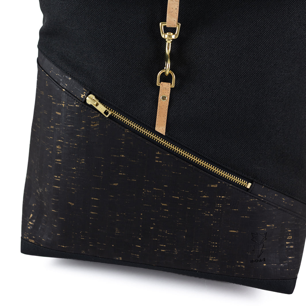 NOAS Rolltop Rucksack Everyday Size M – unterer Korkbereich mit schräger Reißverschlusstasche und goldenem Metallreißverschluss