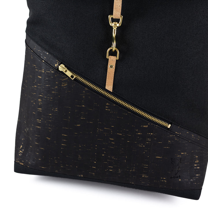 NOAS Rolltop Rucksack Everyday Size M – unterer Korkbereich mit schräger Reißverschlusstasche und goldenem Metallreißverschluss