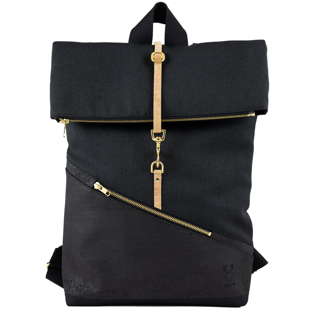 Geöffneter kleiner Rolltop Rucksack von NOAS Berlin – flexibel erweiterbares Volumen durch cleveren Rollverschluss.