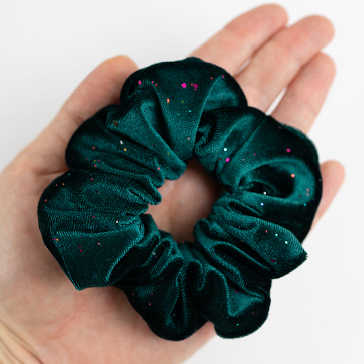 Scrunchie Samt Dunkelgrün mit buntem Glitzer