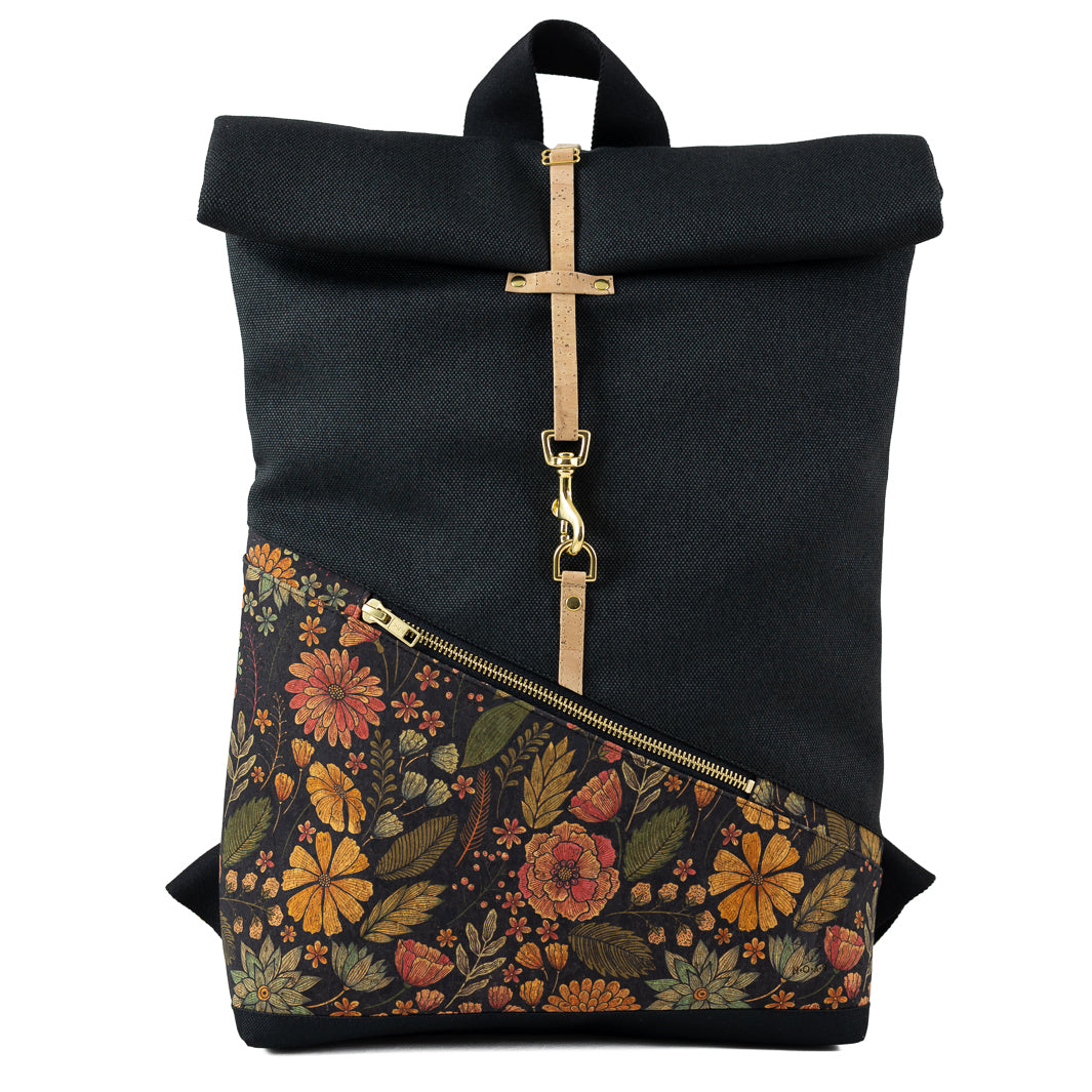 Frontansicht des kleinen Rolltop Rucksacks in Schwarz und Kork Flower – florales Korkdesign trifft auf minimalistisches Canvas