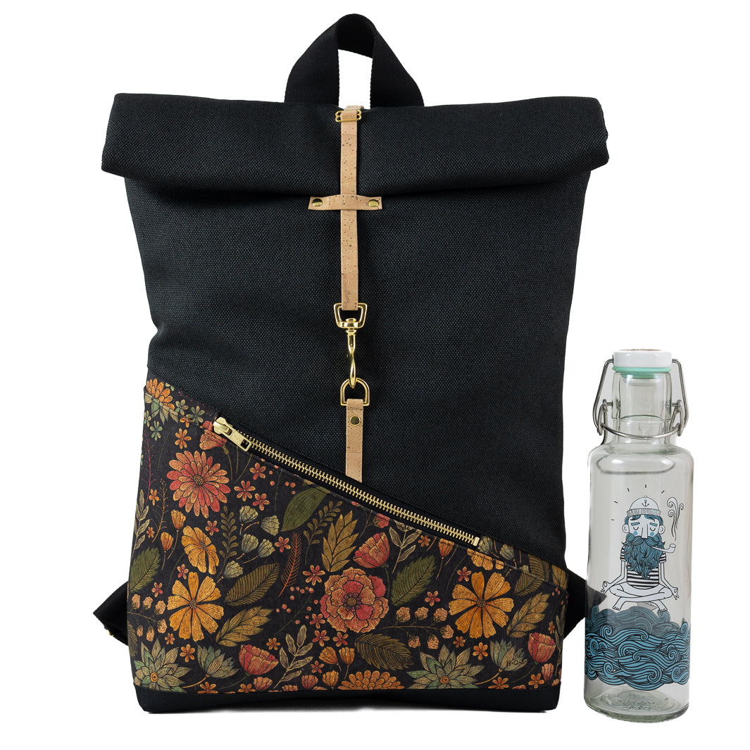 Größenvergleich: Trinkflasche steht neben dem kleinen Rolltop Rucksack – kompaktes, geräumiges Format.