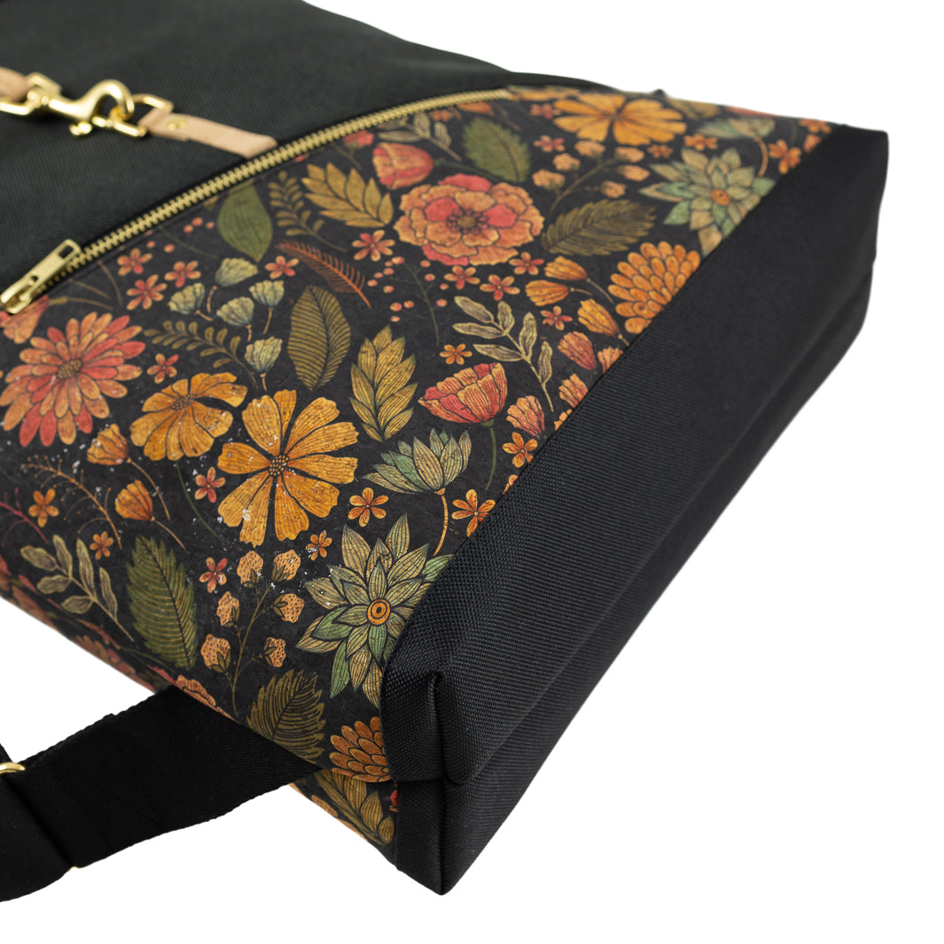 Detailaufnahme vom Taschenboden – robustes schwarzes Outdoormaterial für Schutz bei jedem Wetter.